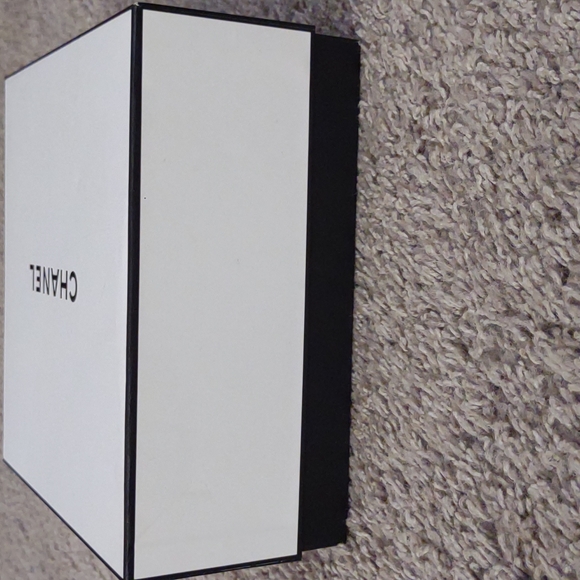Authentic Chanel Gift Box - Picture 4 of 9